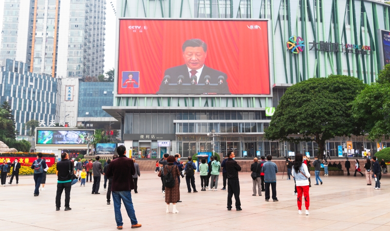 25.光大控股-光大嘉宝重庆大融城项目组织利用商场大屏幕收看党的二十大开幕会